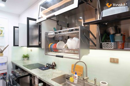 Hoàn thiện tủ bếp inox cánh kính cường lực phối màu Trắng-Xám sang trọng nhà anh Hùng.