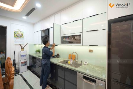 Hoàn thiện tủ bếp inox cánh kính cường lực phối màu Trắng-Xám sang trọng nhà anh Hùng.