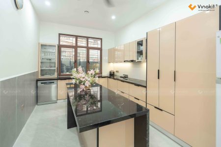 Toàn cảnh bộ tủ bếp inox cánh kính cường lực màu kem be sang trọng