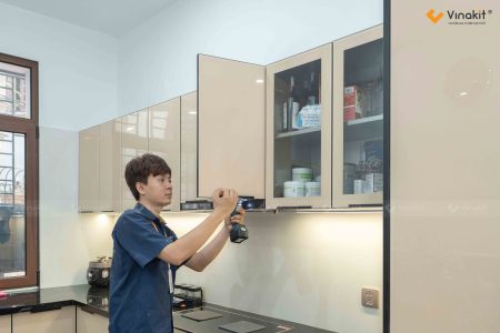 Toàn cảnh bộ tủ bếp inox cánh kính cường lực màu kem be sang trọng