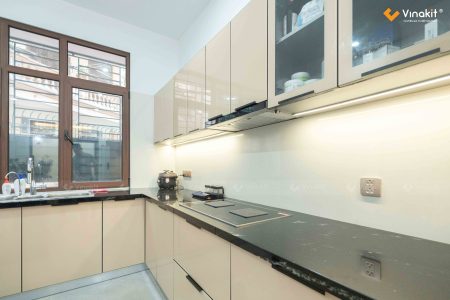 Toàn cảnh bộ tủ bếp inox cánh kính cường lực màu kem be sang trọng