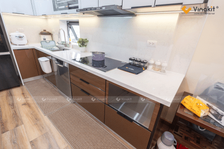 Cận cảnh bộ tủ bếp Inox 304 cánh kính cường lực sang trọng vừa hoàn thiện tại Đức Giang