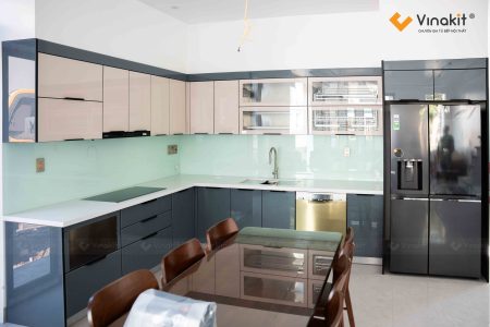 Hình ảnh thực tế tủ bếp Inox cánh kính cường lực màu Be và Xanh xám hiện đại, sang trọng tại nhà Anh Tuấn.