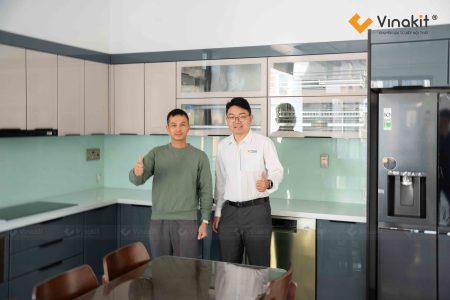 Hình ảnh thực tế tủ bếp Inox cánh kính cường lực màu Be và Xanh xám hiện đại, sang trọng tại nhà Anh Tuấn.