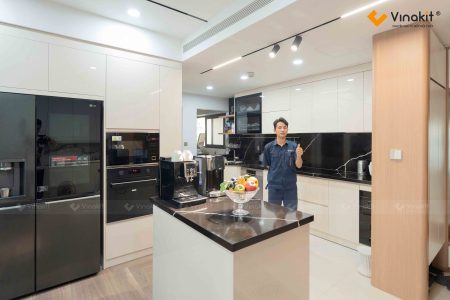 Hoàn thiện thi công mẫu tủ bếp gỗ công nghiệp cánh Acrylic bóng gương tại nhà chị Dung (Mỗ Lao).