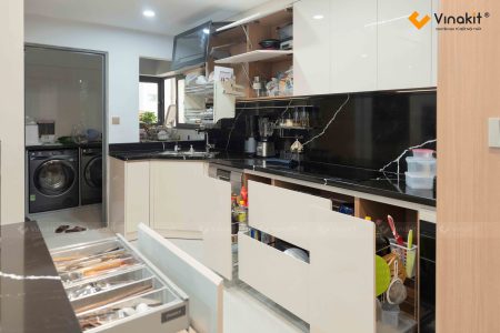 Hoàn thiện thi công mẫu tủ bếp gỗ công nghiệp cánh Acrylic bóng gương tại nhà chị Dung (Mỗ Lao).