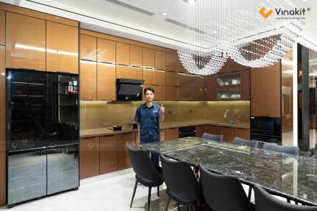 Hoàn thiện thực tế tủ bếp inox cánh kính cường lực màu đồng ánh nhũ tại Thanh Hóa.