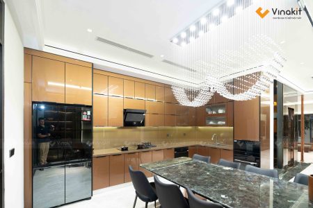 Hoàn thiện thực tế tủ bếp inox cánh kính cường lực màu đồng ánh nhũ tại Thanh Hóa.