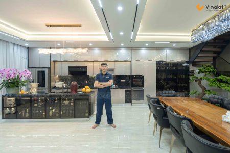 Tủ bếp inox cánh kính cường lực hoàn thiện sang trọng nhà chị Hoa