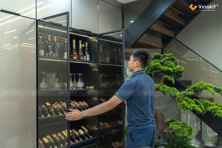 Tủ bếp inox cánh kính cường lực hoàn thiện sang trọng nhà chị Hoa