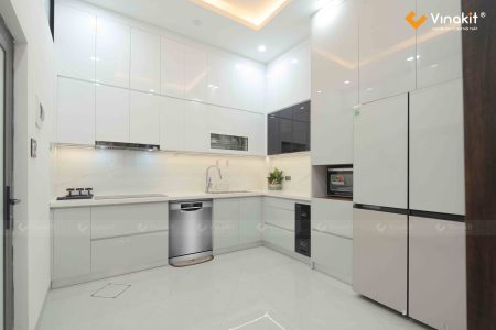 Công trình thực tế Chị Hương - Thanh Hóa sau khi hoàn thiện với tủ bếp Inox cánh Acrylic bóng gương sang trọng.