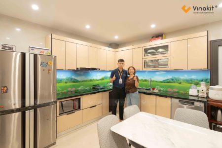 Ảnh thực tế hoàn thiện công trình tủ bếp Inox cánh kính cao cấp tại nhà chị Tuyết do Vinakit thi công.
