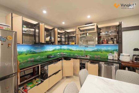 Ảnh thực tế hoàn thiện công trình tủ bếp Inox cánh kính cao cấp tại nhà chị Tuyết do Vinakit thi công.