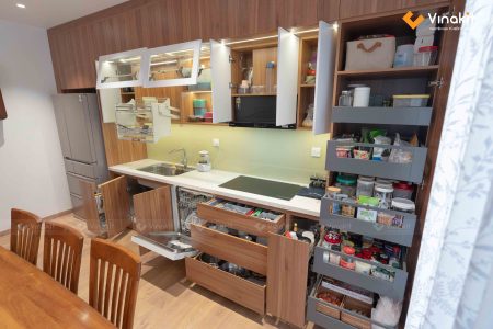 Tủ bếp gỗ công nghiệp cánh Melamine hiện đại sau khi Vinakit hoàn thiện thi công tại Thanh Hóa.