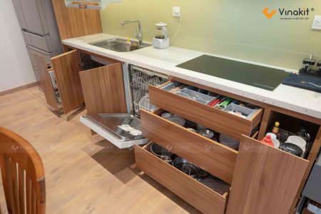 Tủ bếp gỗ công nghiệp cánh Melamine hiện đại sau khi Vinakit hoàn thiện thi công tại Thanh Hóa.