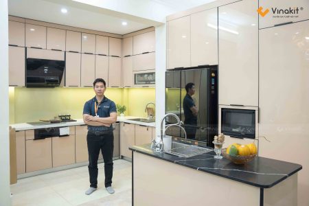 Hoàn thiện thi công tủ bếp inox cánh kính Đức Giang màu kem be sang trọng nhà cô Hà