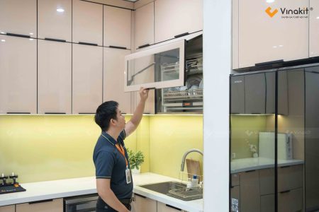 Hoàn thiện thi công tủ bếp inox cánh kính Đức Giang màu kem be sang trọng nhà cô Hà