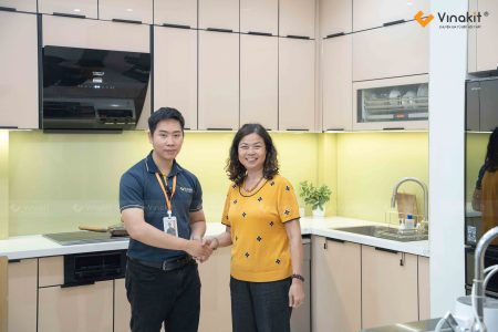 Hoàn thiện thi công tủ bếp inox cánh kính Đức Giang màu kem be sang trọng nhà cô Hà