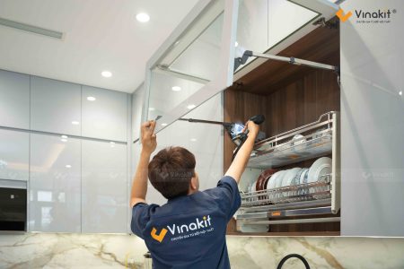 Đội ngũ Vinakit lắp đặt hoàn thiện tay nâng Blum cho tủ bếp MDF Hải Dương kịch trần hiện đại.