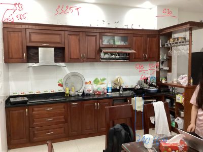 khảo sát và đo đạc hiện trạng chuẩn bị thi công tủ bếp inox cánh kính Đông Anh.