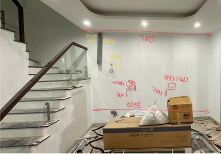 Đội ngũ kỹ thuật Vinakit đo đạc hiện trạng thi công tủ bếp inox cánh kính tại Tân Sơn Hòa.