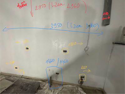 Đội ngũ kỹ thuật Vinakit đo đạc hiện trạng thi công tủ bếp inox cánh kính tại Tân Sơn Hòa.