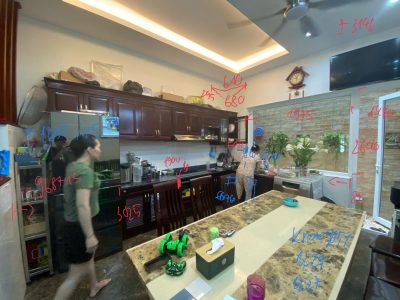 Kiến trúc sư VINAKIT đang tiến hành đo đạc hiện trạng không gian bếp cũ tại Hà Đông
