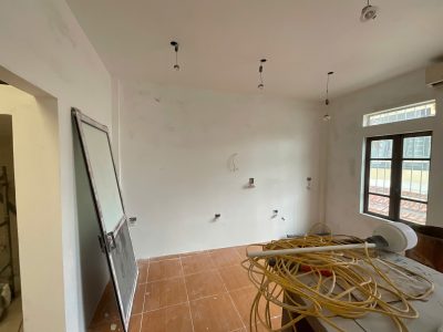 Kỹ thuật viên Vinakit đo đạc hiện trạng chuẩn bị thi công tủ bếp gỗ công nghiệp cánh Melamine.