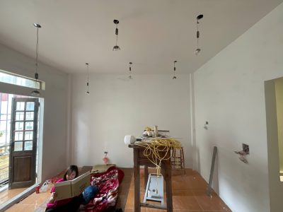 Kỹ thuật viên Vinakit đo đạc hiện trạng chuẩn bị thi công tủ bếp gỗ công nghiệp cánh Melamine.