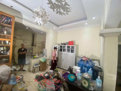 Khảo sát và đo đạc hiện trạng trước khi lắp đặt tủ bếp inox cánh kính tại Đức Giang