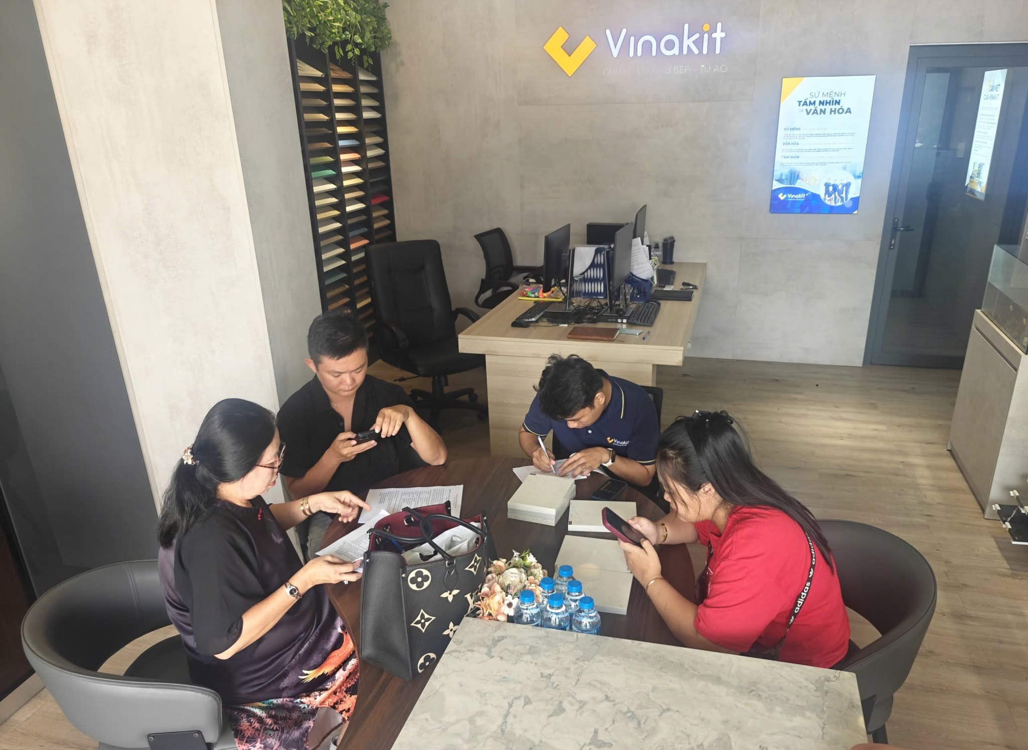 Khách hàng tại Vinakit TP.HCM