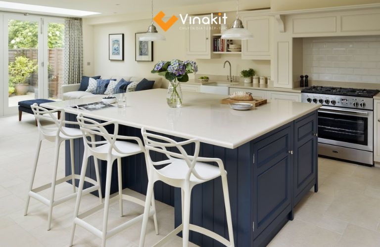 Tủ bếp màu xanh dương kết hợp màu kem