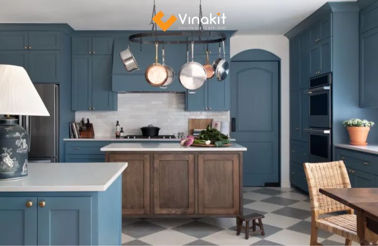 Tủ bếp màu xanh dương kết hợp vân gỗ