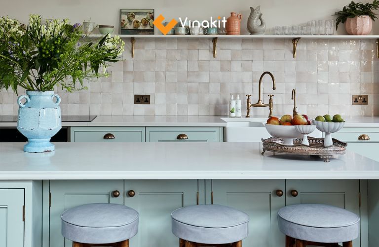 Tủ bếp màu xanh dương và mặt đá trắng