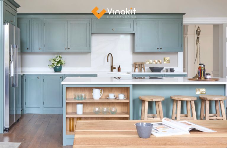 Tủ bếp xanh lam nhạt kết hợp vân gỗ