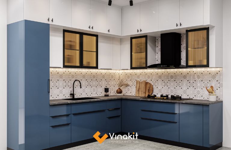 Tủ bếp xanh lam phối trắng phong cách hiện đại