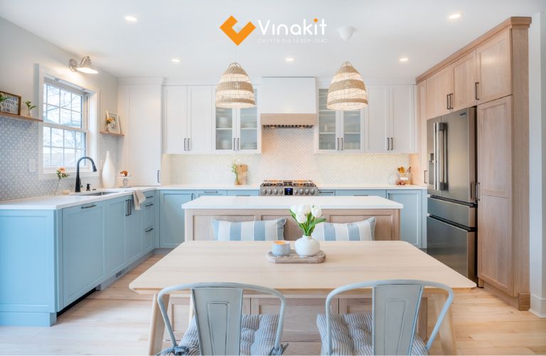 Mẫu tủ bếp xanh lam phối vân gỗ nhẹ nhàng