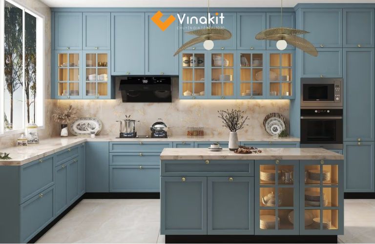 Tủ bếp xanh lam pastel chữ L có bàn đảo