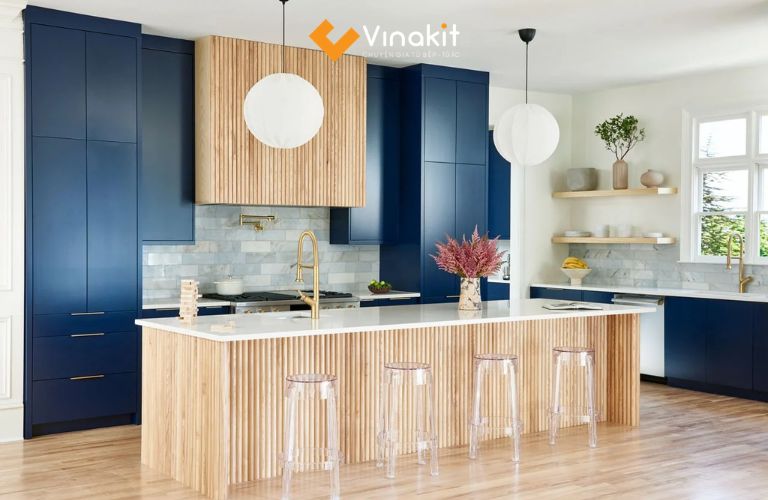 Tủ bếp xanh lam phối vân gỗ