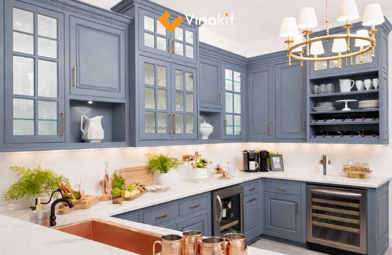 Tủ bếp xanh lam ghi chữ U