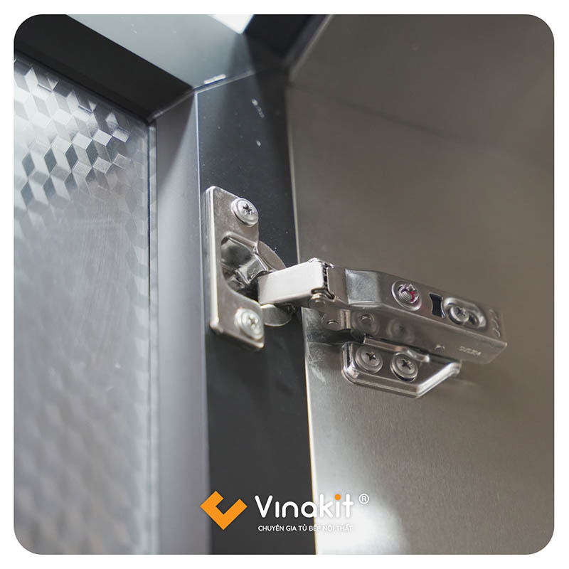 Bắt bản lề vào khung tủ bếp inox Vinakit
