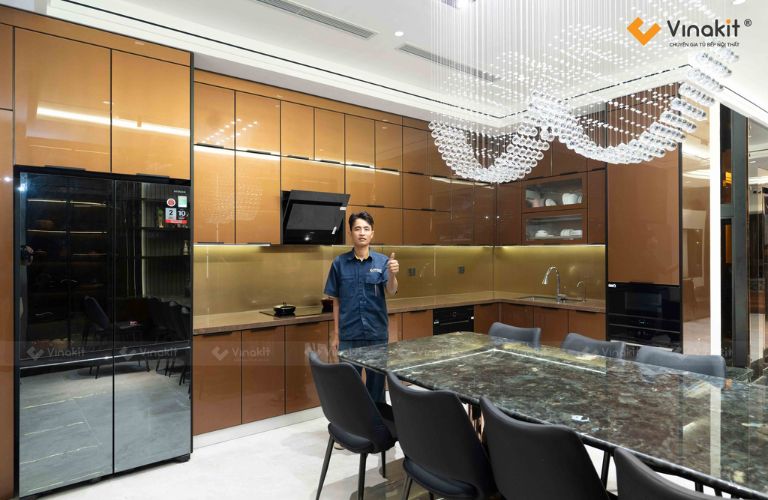 Tủ bếp inox SUS304 cánh kính cường lực màu đồng ánh nhũ, thiết kế module hiện đại