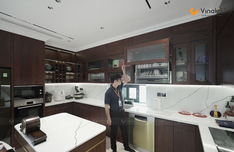 Tủ bếp chữ U khung nhôm tấm cánh gỗ Óc Chó kết hợp bàn đảo