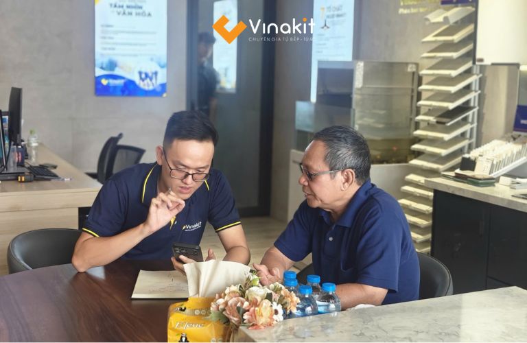 Vinakit trao đổi với khách hàng